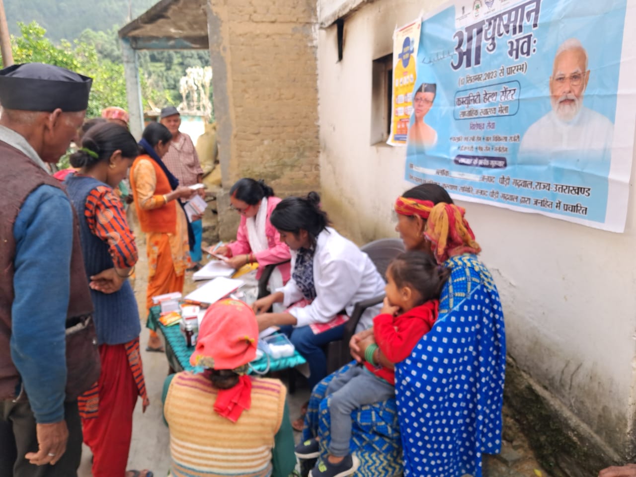 चमोलीः आयुष्मान भवः अभियान के तहत नंदानगर स्थित प्राथमिक स्वास्थ्य केंद्र में स्वास्थ्य मेले का आयोजन किया गया