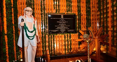 जम्मू-कश्मीर के उपराज्यपाल मनोज सिन्हा ने महात्मा गांधी की प्रतिमा और चरखा की स्थापना का अनावरण किया