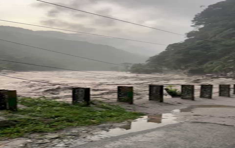 सिक्किम में बादल फटने से कई जिलों में गंभीर क्षति हुई है, सेना के 23 जवानों समेत कई लोग लापता