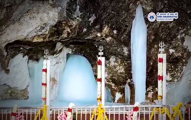 J&K: Amid tight security arrangements, 23rd batch of over 3000 pilgrims left for holy cave shrine of Amarnath