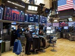 Wall Street's main indices end in green as investors worry about U.S. economy's longer-term prospects