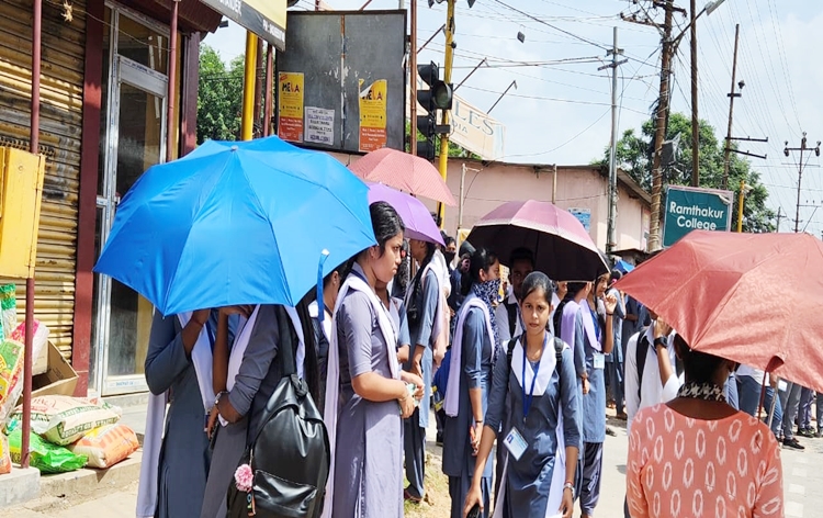 People facing uncomfortable weather conditions due to persisting scorching heat in Tripura