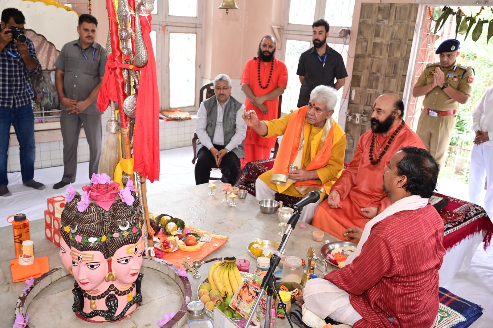Srinagar: Lt Governor Manoj Sinha visits Mahadev Gir Dashnami Akhara & performs Chhari-Pujan in Shri Amareshwar Temple