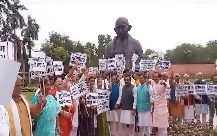 On occasion of 81st Anniversary of Quit India Movement BJP MPs demonstrates in front of Mahatma Gandhi Statue