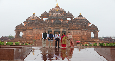 ब्रिटेन के प्रधानमंत्री ऋषि सुनक और उनकी पत्‍नी अक्षता मूर्ति ने आज सुबह अक्षरधाम मंदिर में भगवान स्वामीनारायण के दर्शन किये