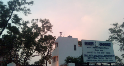मौसम विभाग ने अगले चार दिनों तक राज्य में कहीं-कहीं मेघ गर्जन और वज्रपात के साथ हल्की से भारी बारिश होने की संभावना जताई