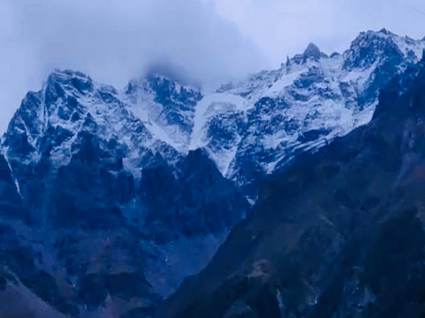 चमोली के उच्च पर्वतीय क्षेत्रों में सीजन की पहली बर्फबारी से तापमान में गिरावट