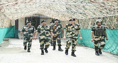 सीमा सुरक्षा बल के विशेष महानिदेशक वाई.बी खुरानिया ने आज जम्‍मू में अंतरराष्ट्रीय सीमा के पास बल के सुरक्षा उपायों की समीक्षा की