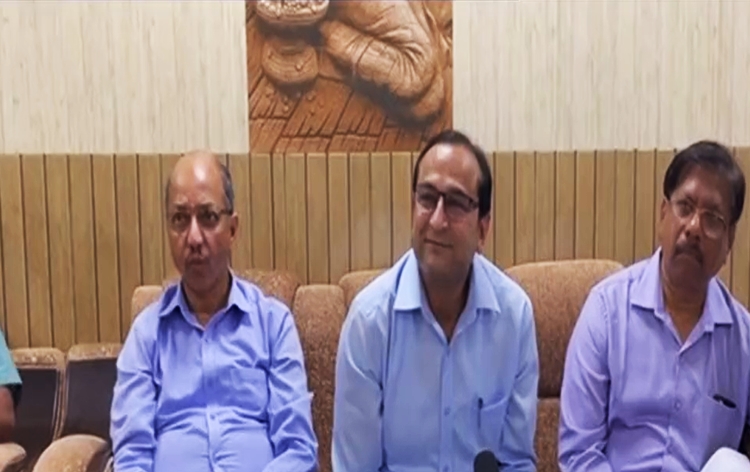 पूर्वोत्तर सीमांत रेलवे के महाप्रबंधक चेतन कुमार श्रीवास्तव ने कहा कि रेलवे की भूमि पर अतिक्रमण के कारण दीमापुर में रेलवे स्टेशन परियोजना के कार्यान्‍वयन में देरी हो रही है