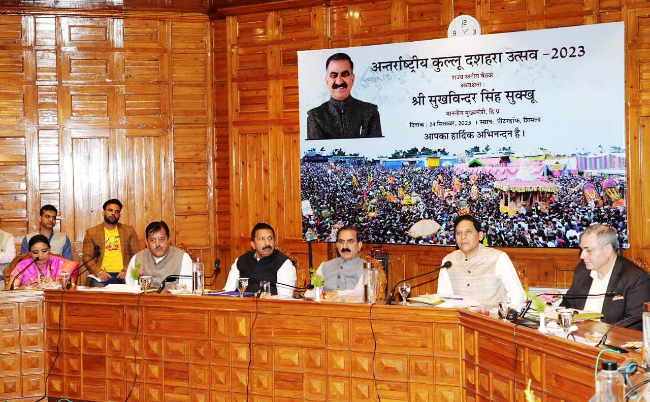 मुख्यमंत्री ने अंतर्राष्ट्रीय कुल्लू दशहरा उत्सव के पूर्वावलोकन कार्यक्रम का शुभारंभ कर उत्सव का ब्रॉशर जारी किया