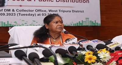 साध्वी निरंजन ज्योति ने पश्चिम त्रिपुरा जिले में महिला स्वयं सहायता समूह द्वारा आयोजित प्रदर्शनी देखी