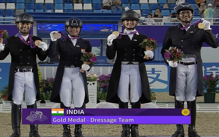 हांगचोओ में एशियाई खेलों में घुड़सवारी ड्रेसेज टीम स्पर्धा में भारत ने ऐतिहासिक स्वर्ण पदक जीता
