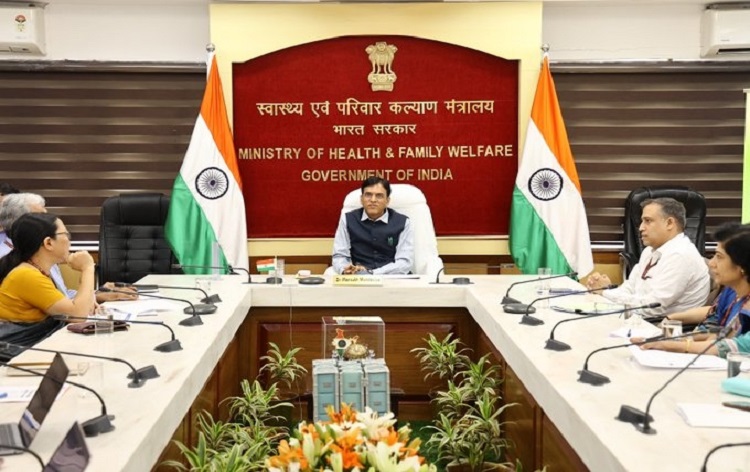 स्वास्थ्य मंत्री मनसुख मांडविया ने उच्च स्तरीय बैठक में डेंगू की रोकथाम के लिए सार्वजनिक स्वास्थ्य प्रणाली की तैयारियों की समीक्षा की