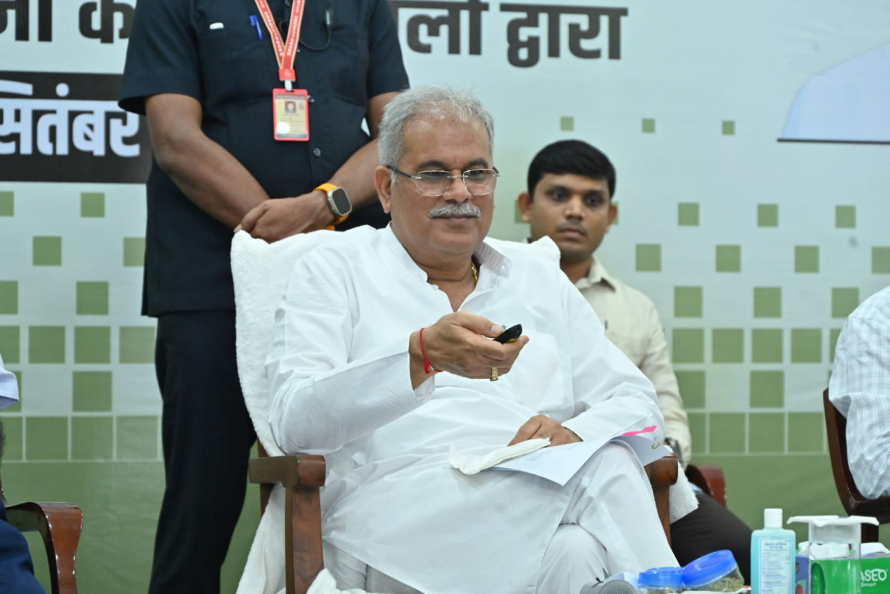 मुख्यमंत्री भूपेश बघेल ने प्रदेश के 1 लाख 35 हजार से अधिक शिक्षित बेरोजगार हितग्राहियों को बेरोजगारी भत्ता उनके बैंक खातों में अंतरित किया