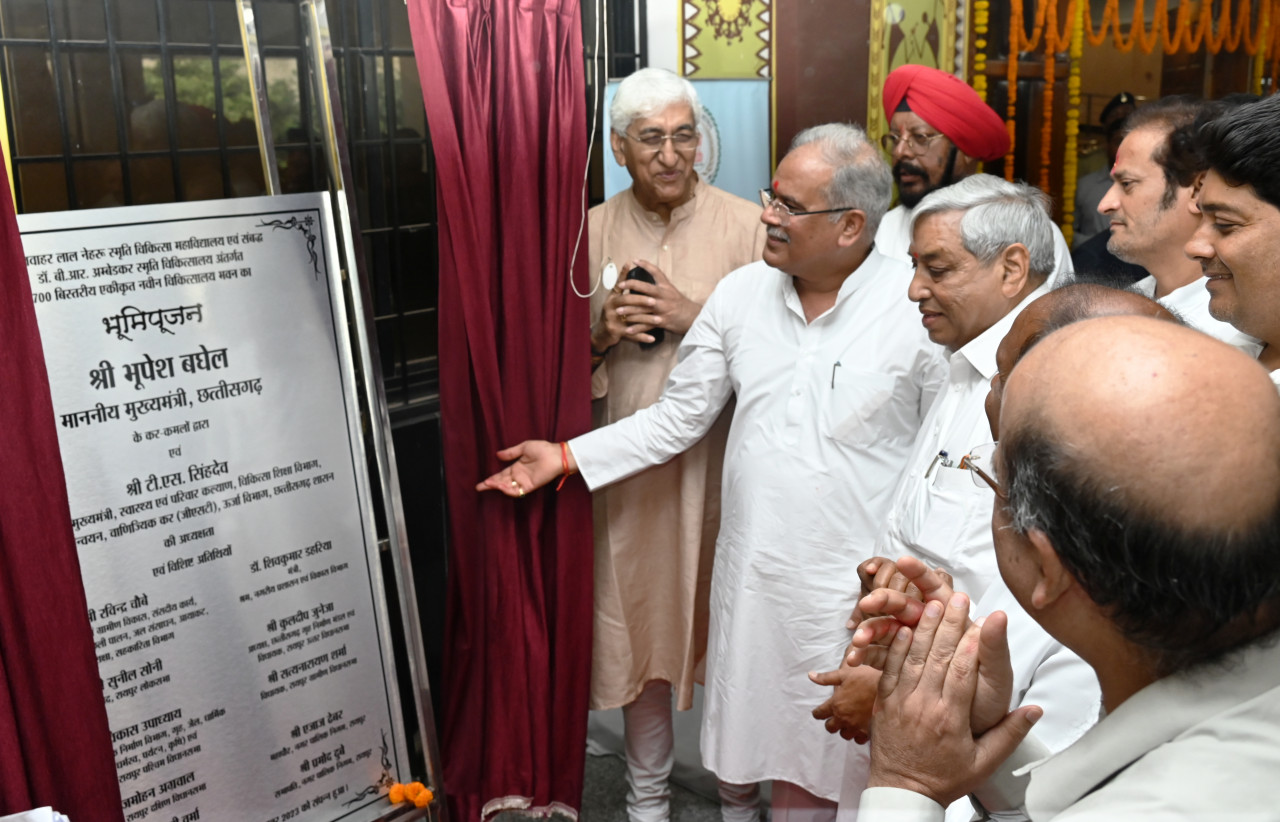 छत्तीसगढ़: मुख्यमंत्री ने चिकित्सा महाविद्यालय में 700 बिस्तर क्षमता वाले नए एकीकृत चिकित्सालय भवन का भूमिपूजन किया